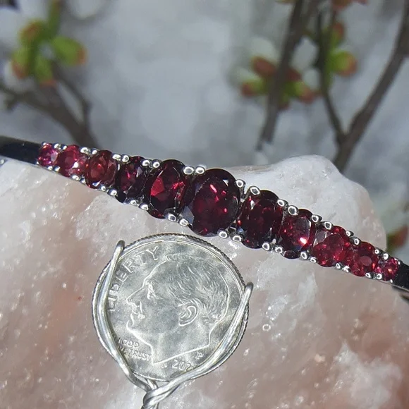 925 Genuine, Untreated Garnet Bangle. - Picture 4 of 11